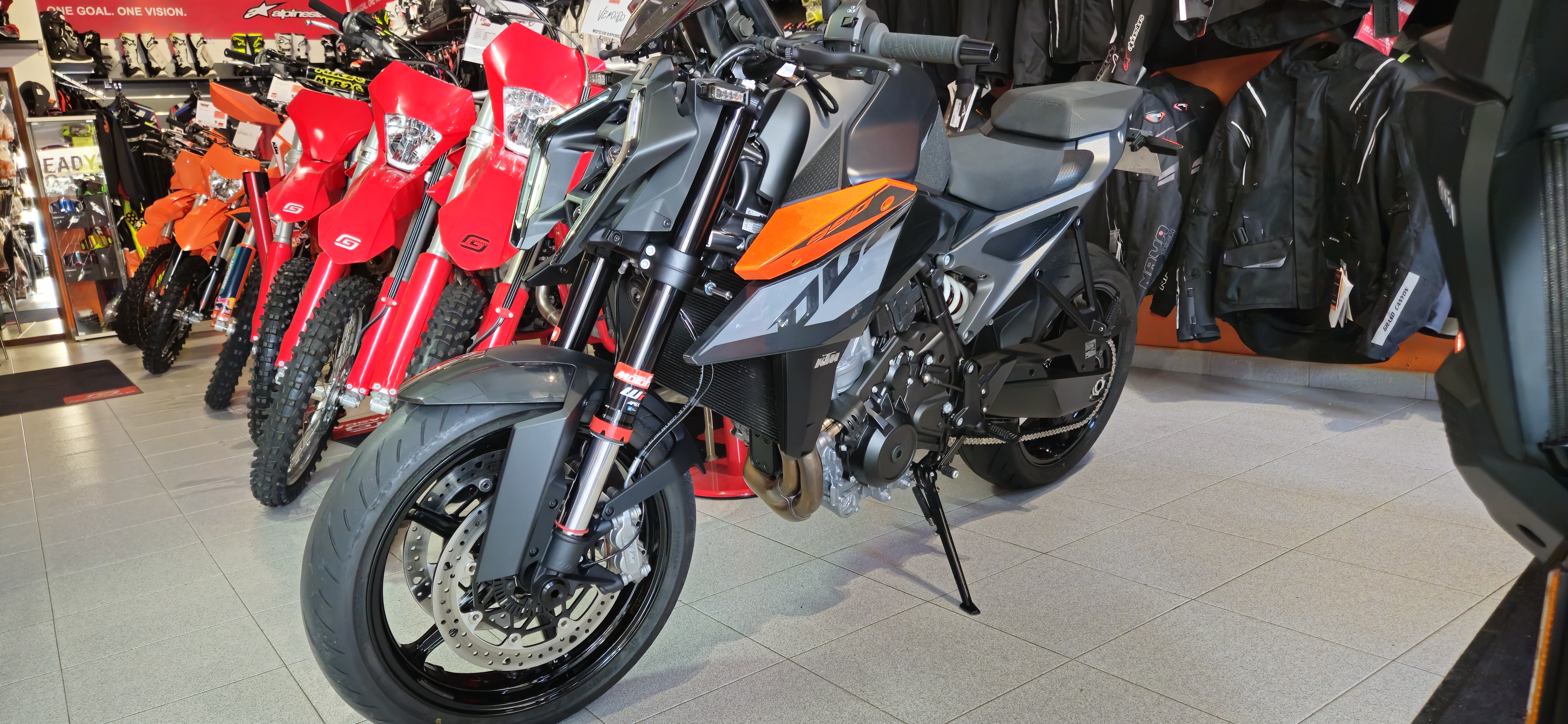 KTM Duke 990 2024 com Quikshift Activado